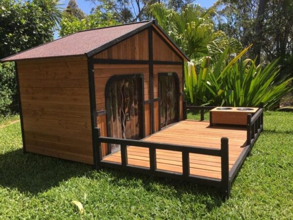 Spacious front deck porch with food and water dog bowls (1)