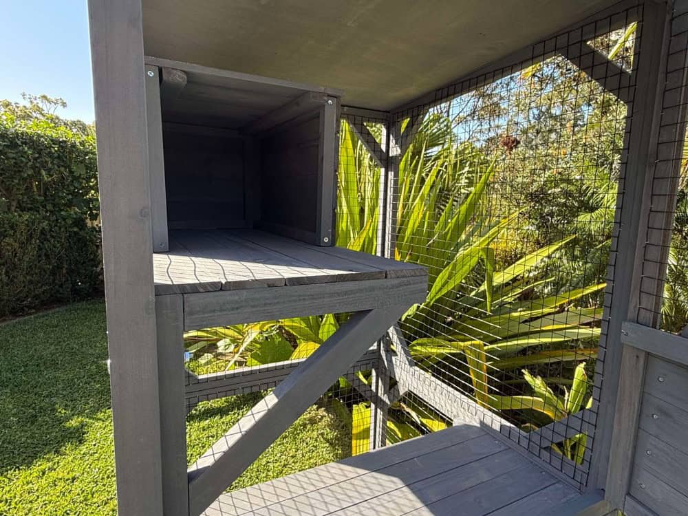 Tower Portable Cat House - Sheltered box