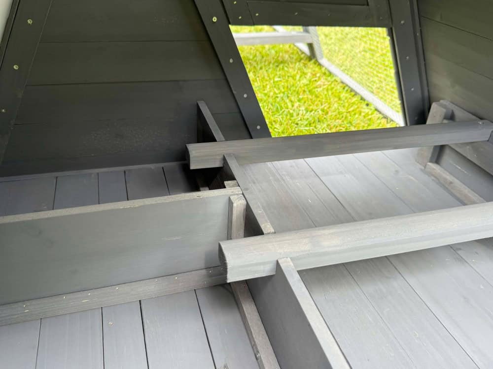 Lodge Chicken Coop - 2 Perches 2 Nesting Spaces